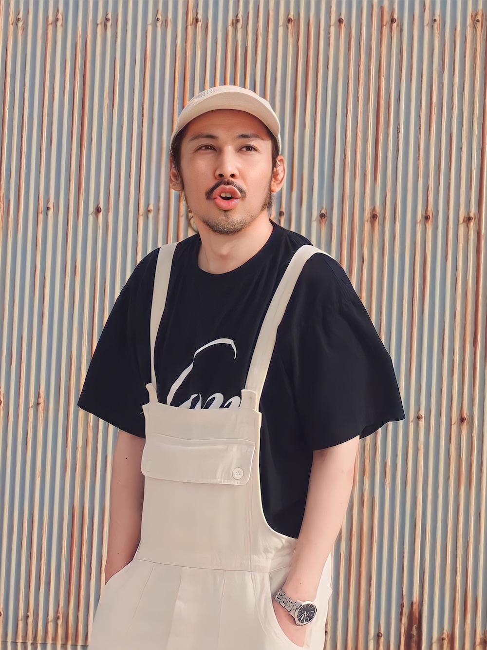 ホワイト系のサロペット/オーバーオール、ブラック系のスニーカー、ブラック系のTシャツ/カットソーを着用したメンズの春コーディネートの2枚目の写真