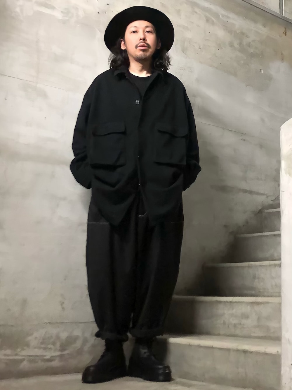 ブラック系のブーツ、ブラック系のブルゾン、ブラック系のその他パンツを着用したメンズの冬コーディネートの2枚目の写真