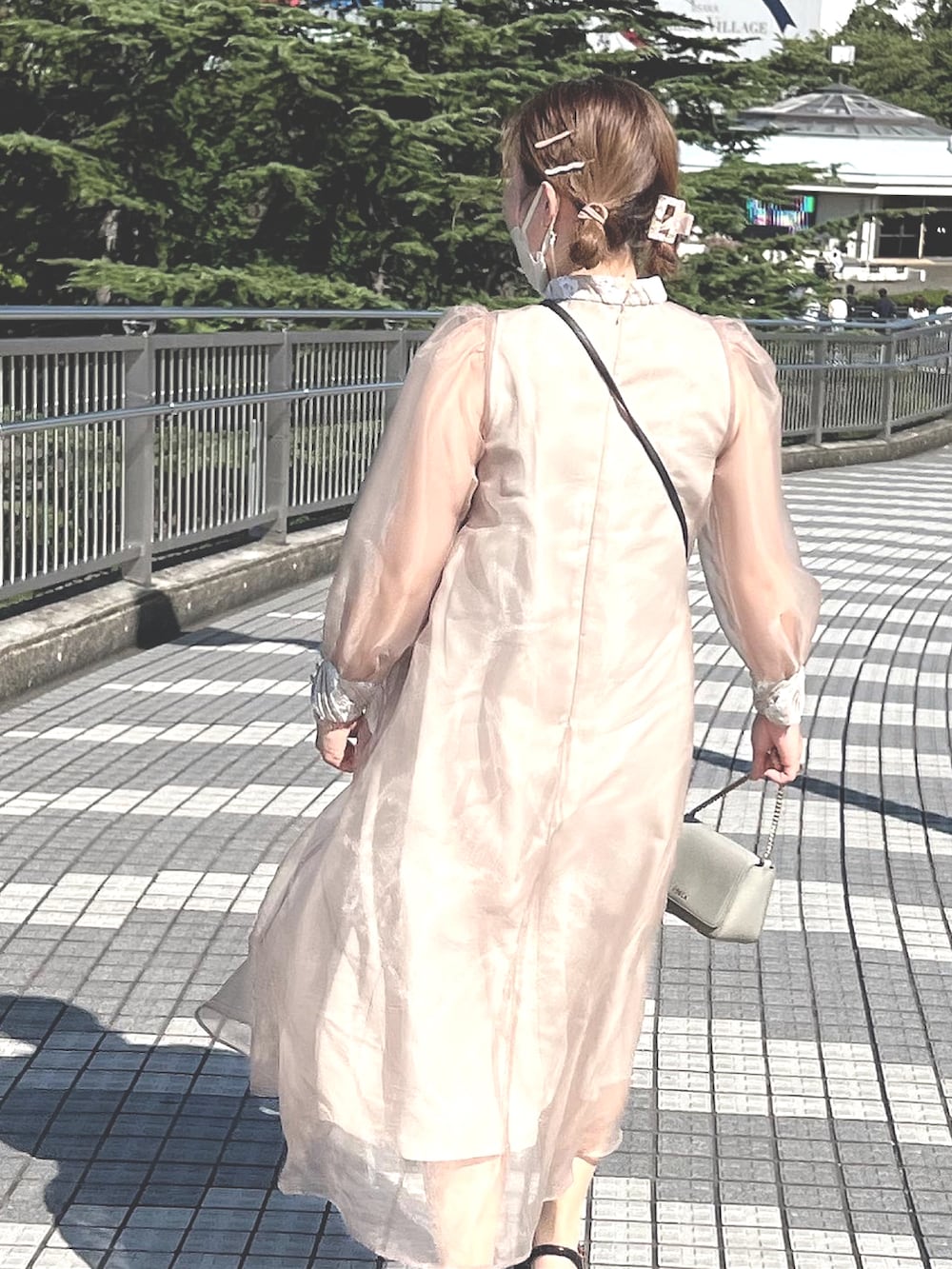 ベージュ系のワンピース/ドレス、グレー系のショルダーバッグ、ベージュ系のスマホケース/カバーを着用したレディースの夏コーディネートの3枚目の写真