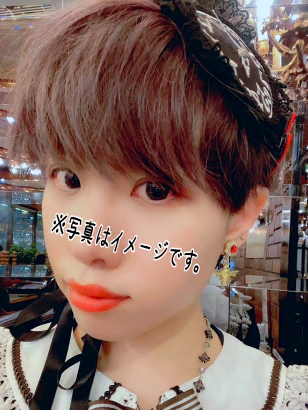 ブルー系のカーディガン/ボレロ、ブラック系のTシャツ/カットソー、レッド系のスカートを着用したレディースの冬コーディネートの3枚目の写真