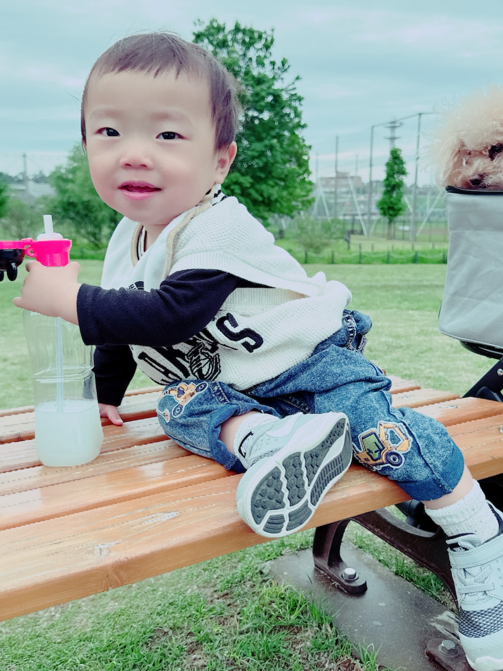 「1歳、1歳4ヶ月、春コーデ、男の子コーデ、レイカーズ」｜「ZARAのアイテム（ベスト、ベージュ系）」を使った、Senさん（キッズ・80cm）の春コーディネートの2枚目の写真