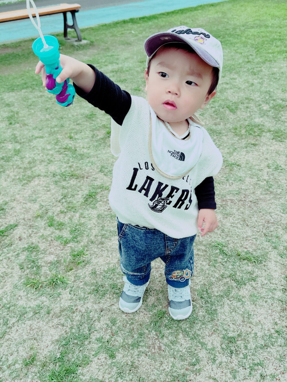 「1歳、1歳4ヶ月、春コーデ、男の子コーデ、レイカーズ」｜「ZARAのアイテム（ベスト、ベージュ系）」を使った、Senさん（キッズ・80cm）の春コーディネートの3枚目の写真