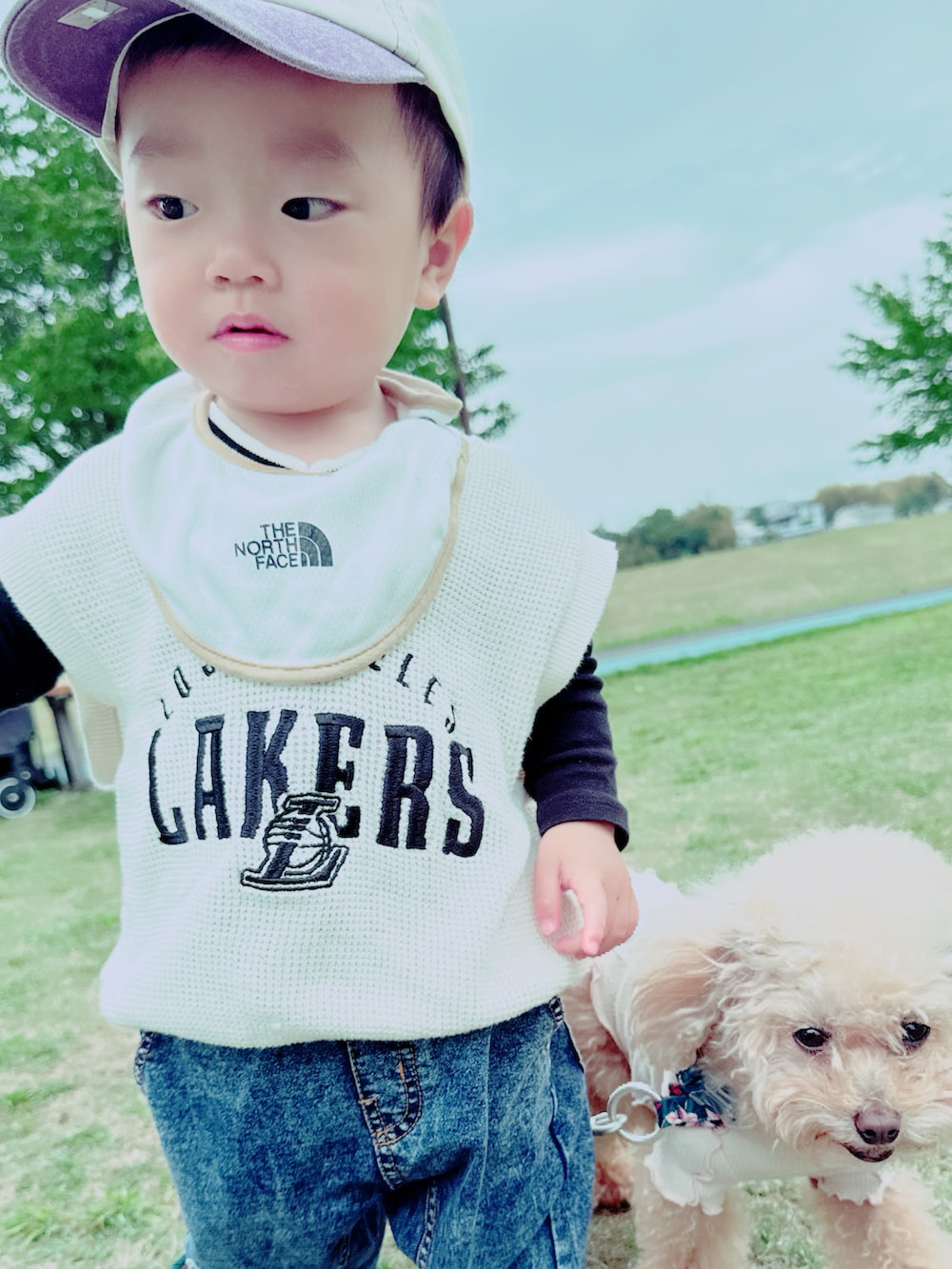 「1歳、1歳4ヶ月、春コーデ、男の子コーデ、レイカーズ」｜「ZARAのアイテム（ベスト、ベージュ系）」を使った、Senさん（キッズ・80cm）の春コーディネートの4枚目の写真