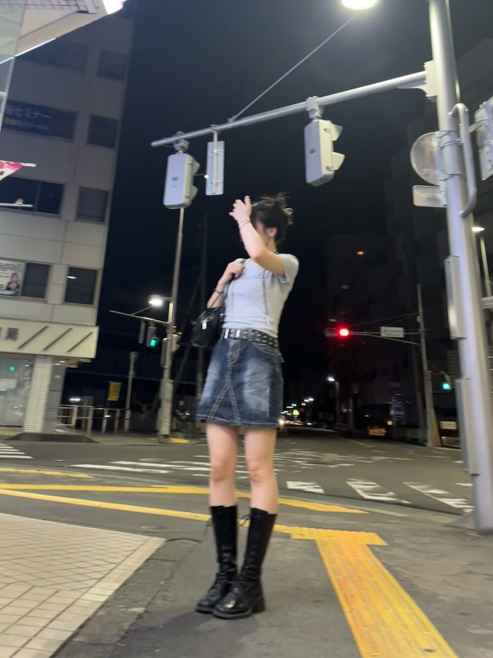 グレー系のTシャツ/カットソー、ブラック系のブーツを着用したレディースの秋コーディネートの2枚目の写真