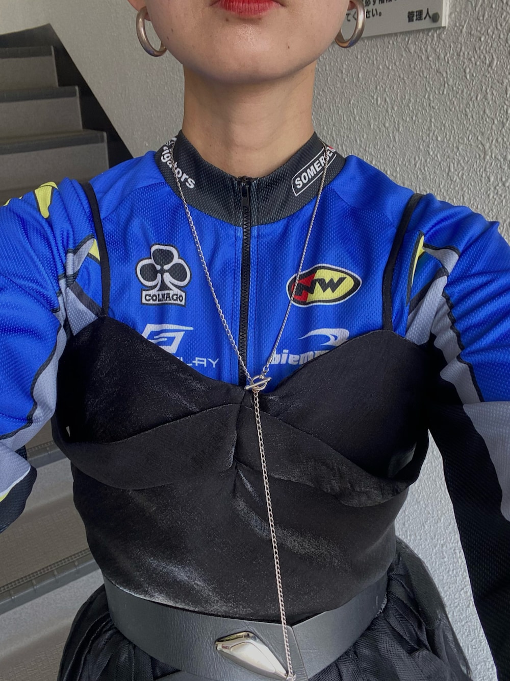 ブラック系のワンピース、ブルー系のTシャツ/カットソー、ブラック系のブーツを着用したレディースの春コーディネートの2枚目の写真