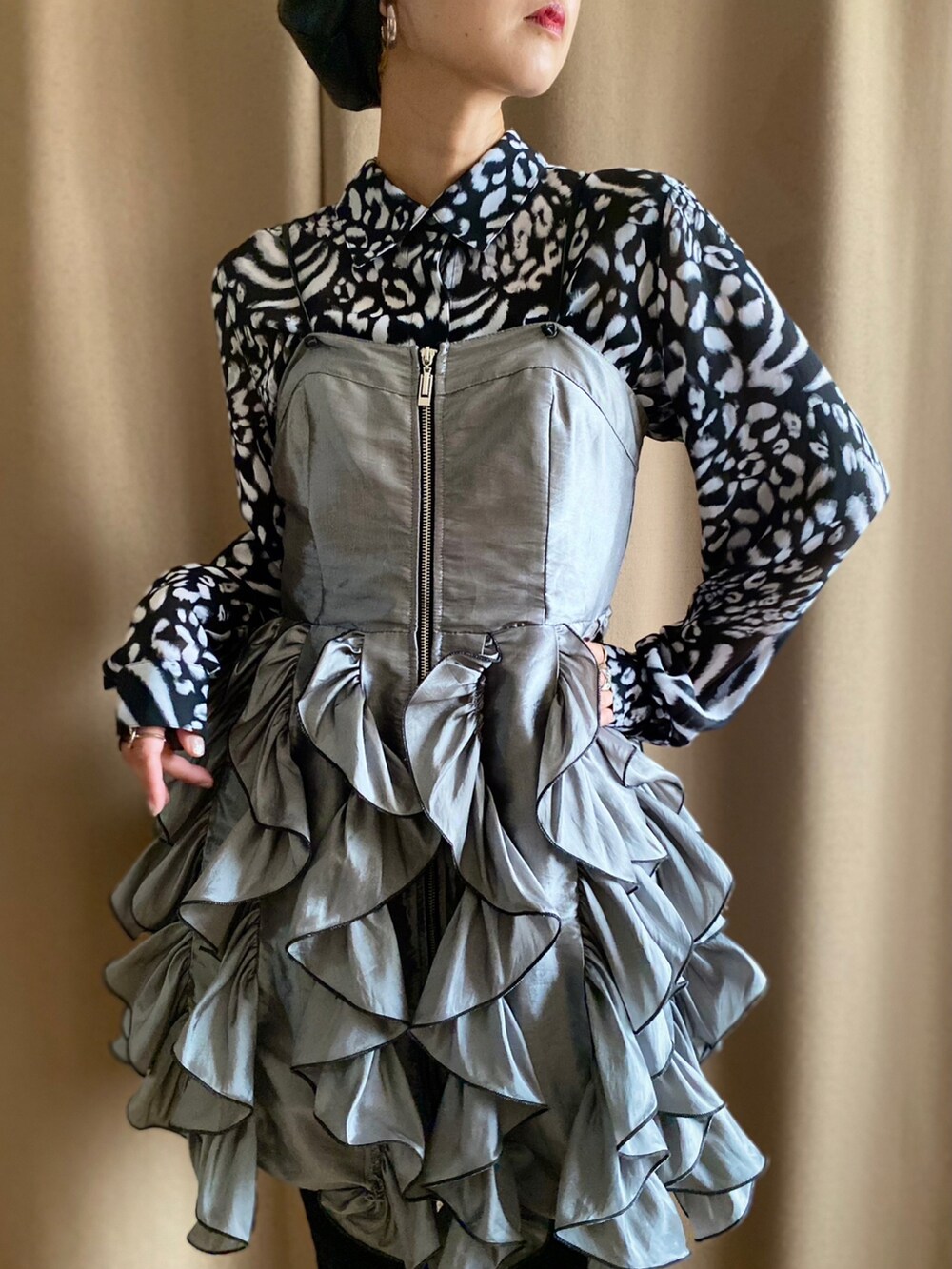 ブラック系のシャツ/ブラウス、シルバー系のチュニック、その他のその他を着用したレディースの秋コーディネートの2枚目の写真