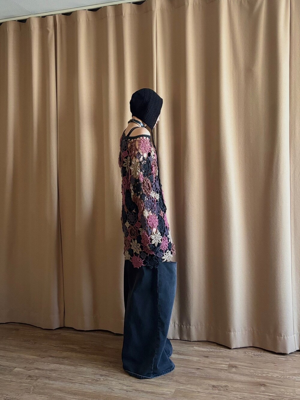 その他のニット/セーター、ブラック系のニットキャップ/ビーニーを着用したレディースの春コーディネートの3枚目の写真