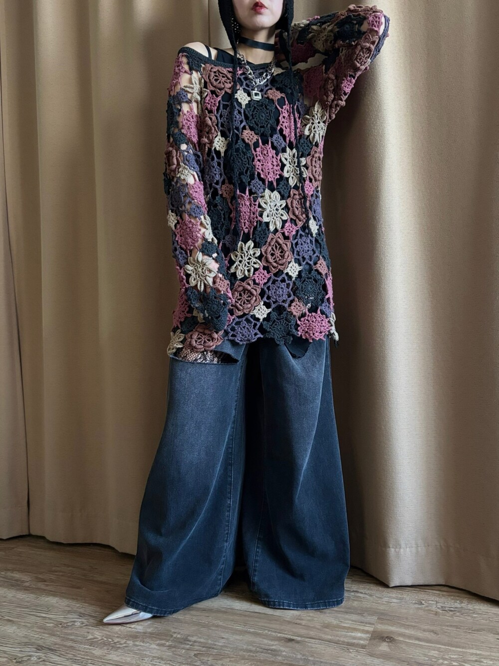 その他のニット/セーター、ブラック系のニットキャップ/ビーニーを着用したレディースの春コーディネートの2枚目の写真