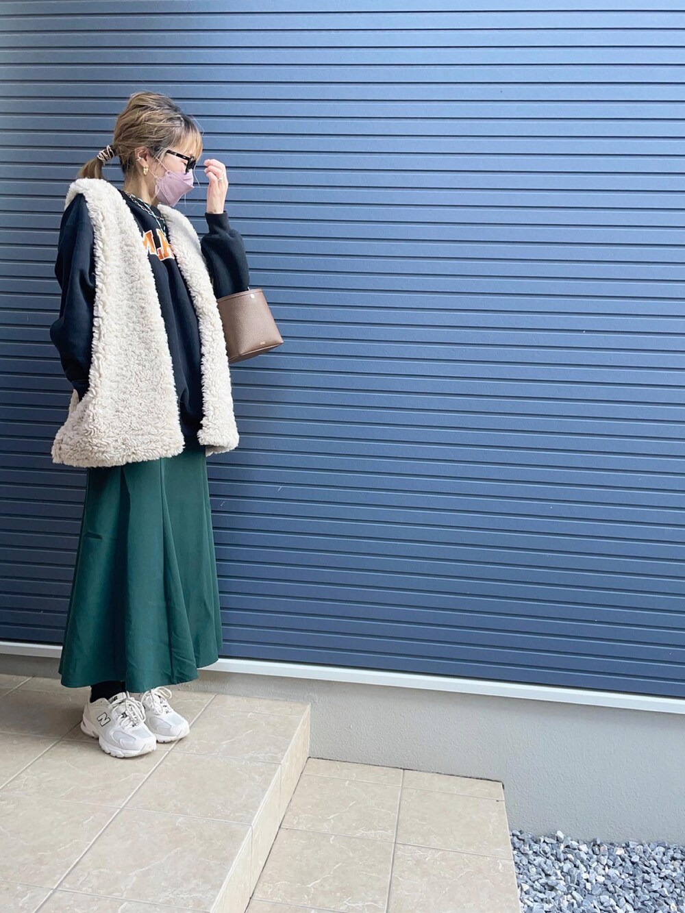 「モーメントプラス、マーメイドスカート、ファーベスト、カジュアル、New Balance」｜「moment+のカラージョーゼット＆先染めチェック柄マーメイドフレアスカート（スカート、グリーン系）」を使った、mikippeさん（レディース・169cm）の冬コーディネートの2枚目の写真