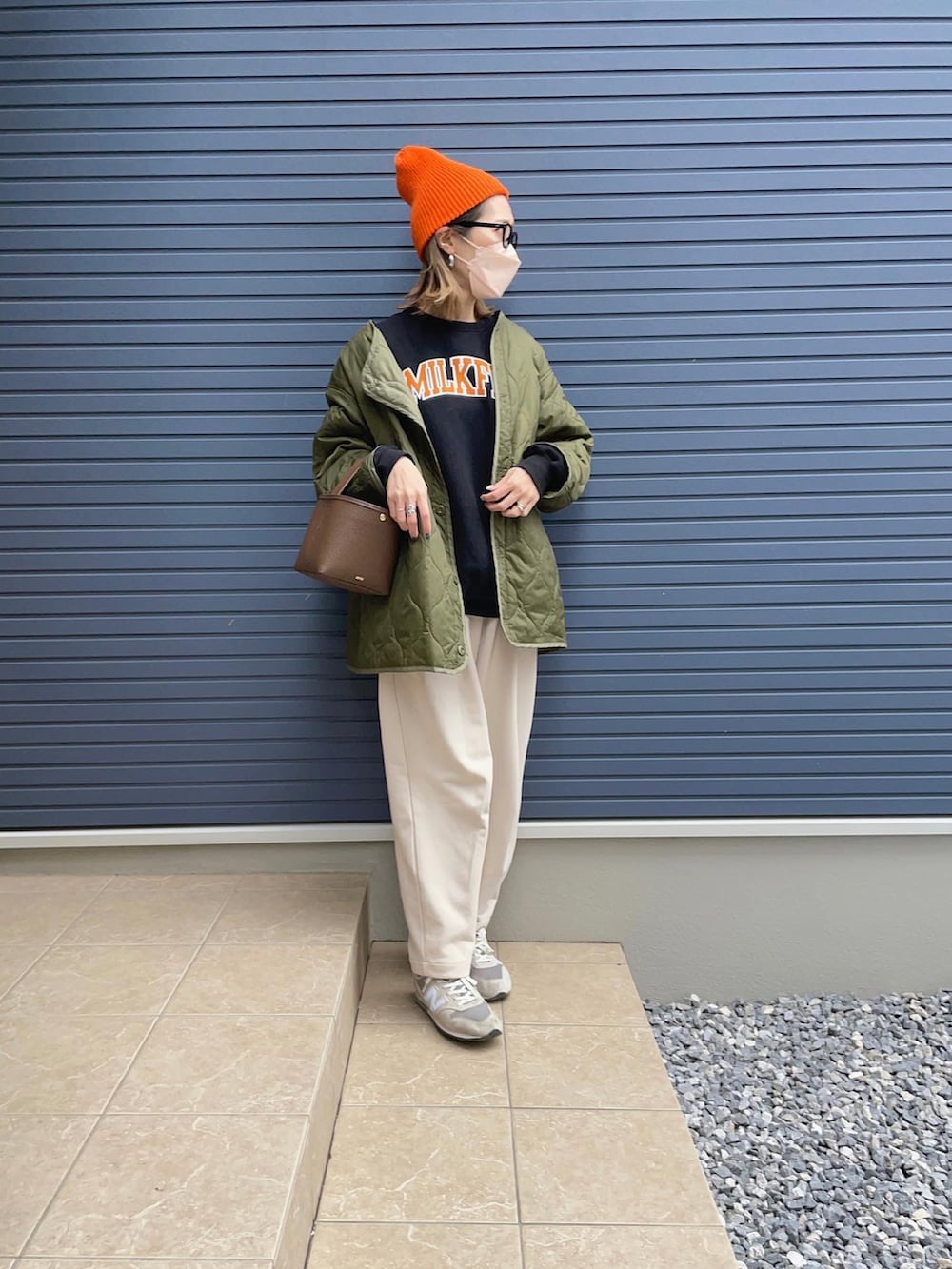 「カジュアルコーデ、UNIQLO、スウエットパンツ、New Balance、ニット帽、古着MIX」｜「CANAL JEANのvia j(ヴィアジェイ) カラーリブニットcap（ニットキャップ/ビーニー、オレンジ系）」を使った、mikippeさん（レディース・169cm）の冬コーディネートの2枚目の写真
