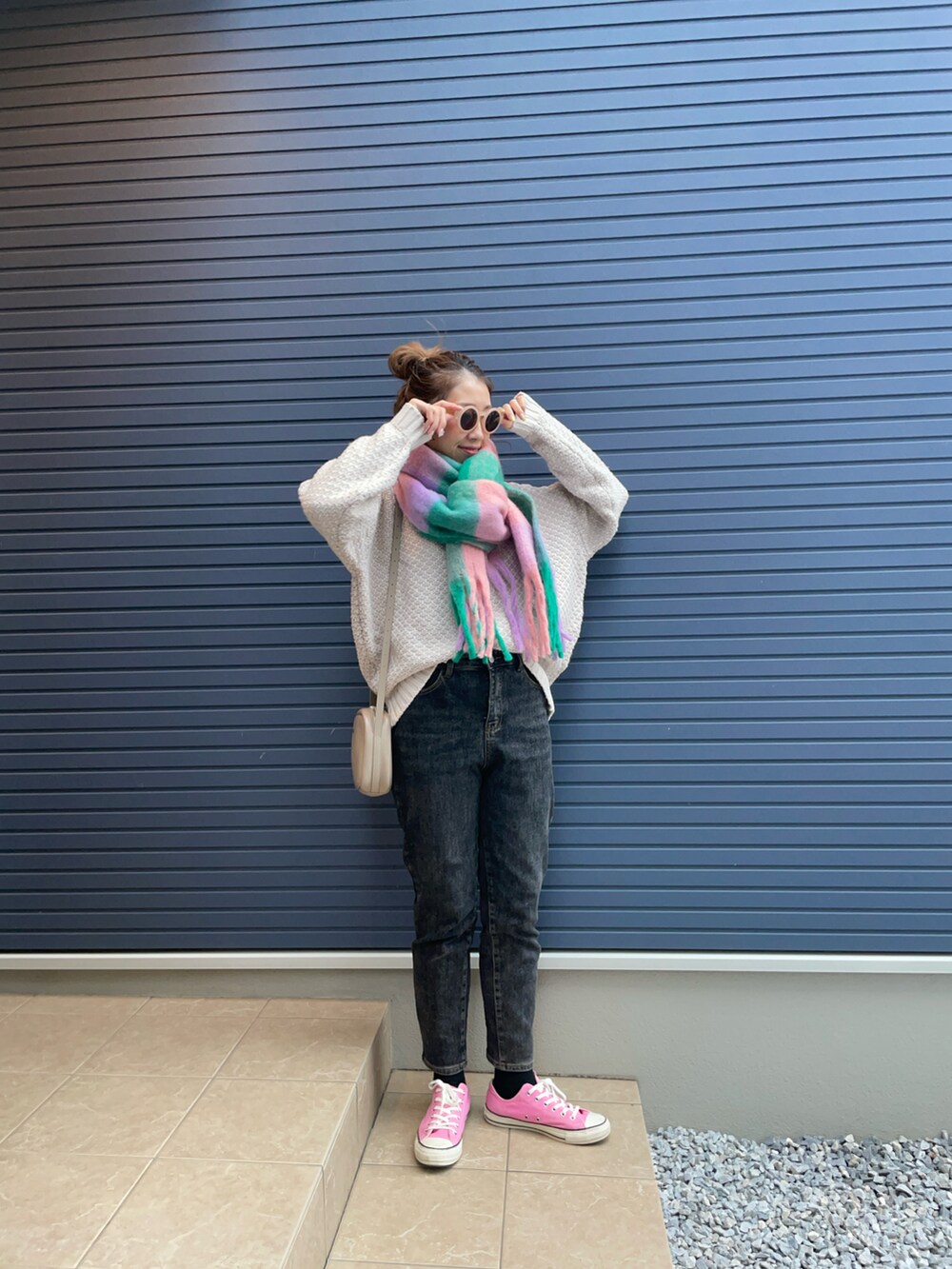 「秋冬コーデ、デニム、大人ガーリー、ニットコーデ、テーパードパンツ、DAYCLOSET」｜「CANAL JEANのEl mar(エルマール) ボリュームチェックマフラー（マフラー、ピンク系）」を使った、mikippeさん（レディース・169cm）の秋コーディネートの2枚目の写真