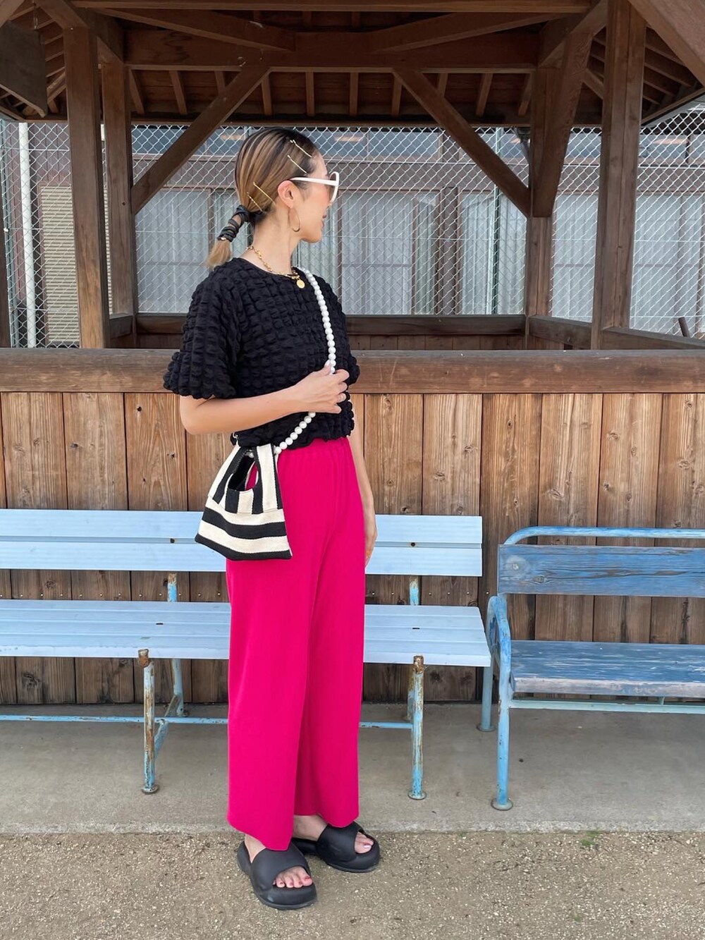 ブラック系のTシャツ/カットソー、ピンク系のその他パンツ、ブラック系のサンダルを着用したレディースの夏コーディネートの2枚目の写真