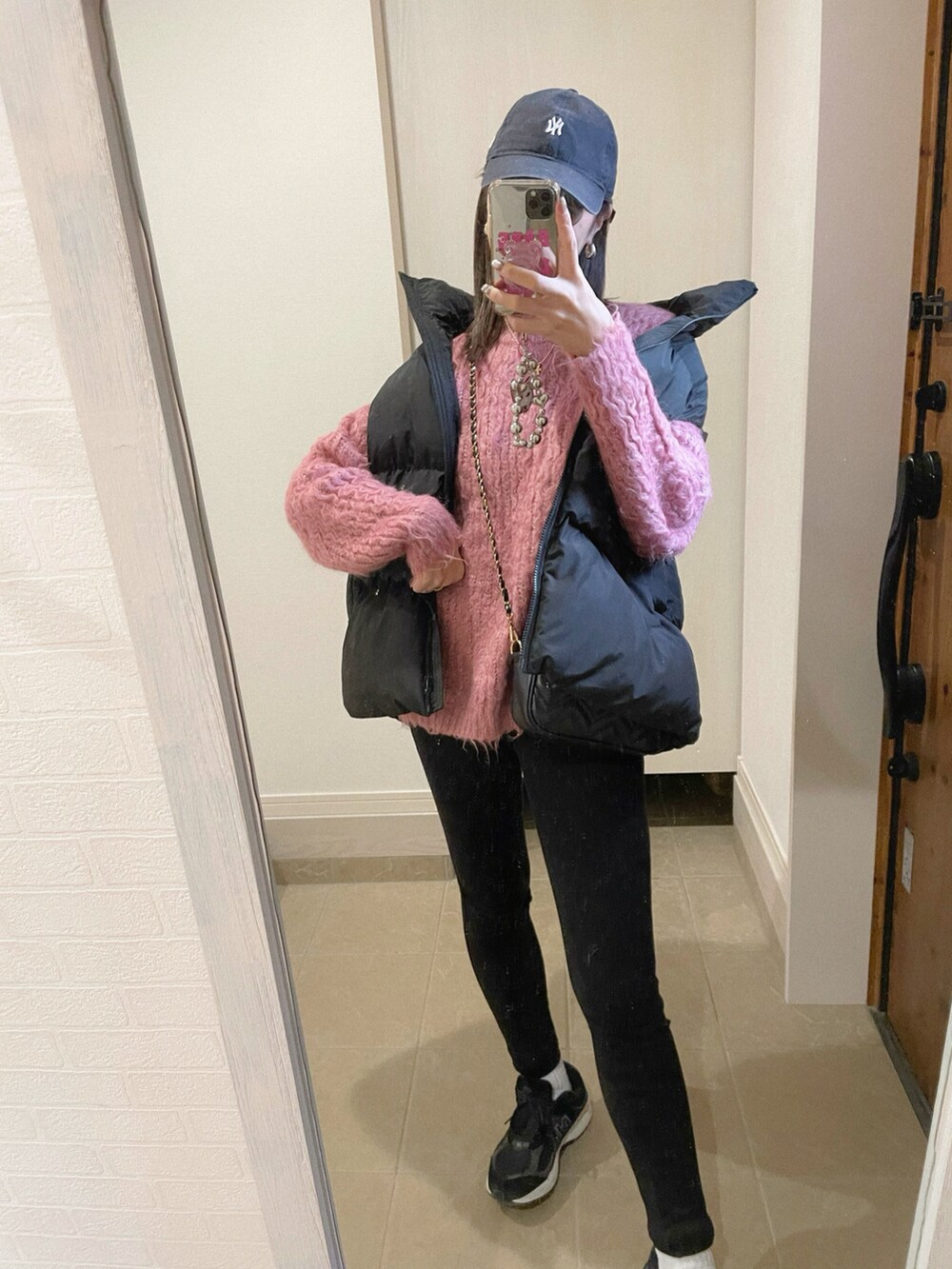 「パンツコーデ、ラクチンコーデ、GU、UNIQLO、WEGO、パンツスタイル」｜「WEGOのWEGO/【23年秋冬新作】ブラッシュニットビッグプルオーバー（ニット/セーター、ピンク系）」を使った、mikippeさん（レディース・169cm）の冬コーディネートの2枚目の写真