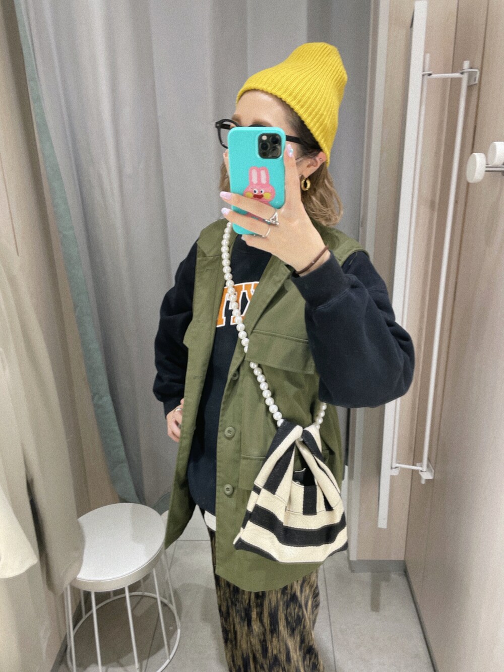 「カジュアルコーデ、古着MIX、おしゃれさんと繋がりたい」｜「floristの【2Way】パールチェーンのストライプ柄ミニショルダーバッグ/ハンドバッグ（ショルダーバッグ、ホワイト系）」を使った、mikippeさん（レディース・169cm）の春コーディネートの2枚目の写真
