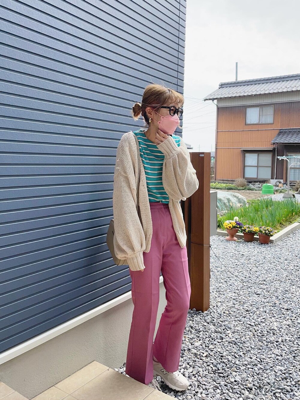 ピンク系のスラックス、ブルー系のTシャツ/カットソー、ホワイト系のカーディガン/ボレロを着用したレディースの春コーディネートの2枚目の写真