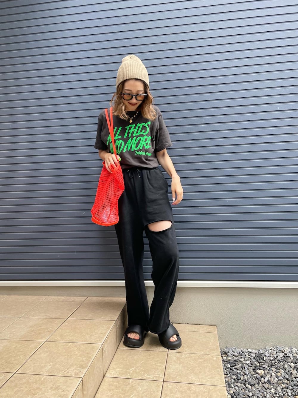 「初夏コーデ、シンプルスタイル、大人ファッション、パンツコーデ、ラフ、ラクチンコーデ」｜「CANAL JEANのEl mar(エルマール) カラーリブニットCAP（ニットキャップ/ビーニー、ベージュ系）」を使った、mikippeさん（レディース・169cm）の夏コーディネートの2枚目の写真