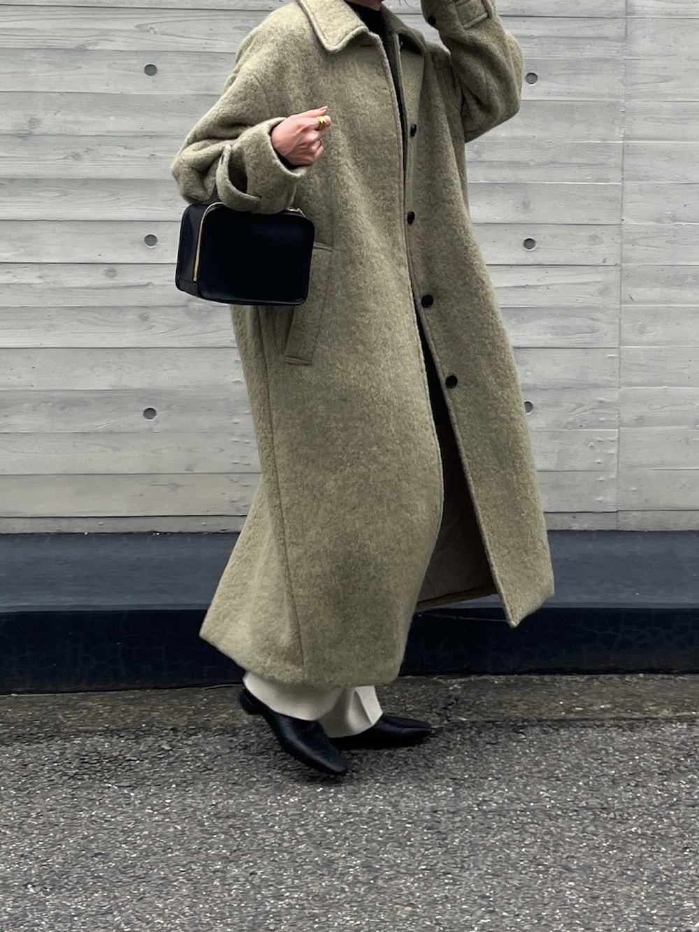 「カジュアル、秋冬コーデ、オトナ女子、大人コーデ、お出かけコーデ、ootd、休日スタイル、淡色コーデ、私の推しブランド、TODAYFUL、ロングコート、ビッグシルエット、骨格ストレート」｜「TODAYFULのシャギーオーバーコート（チェスターコート、グリーン系）」を使った、shiiさん（レディース・159cm）の冬コーディネートの2枚目の写真