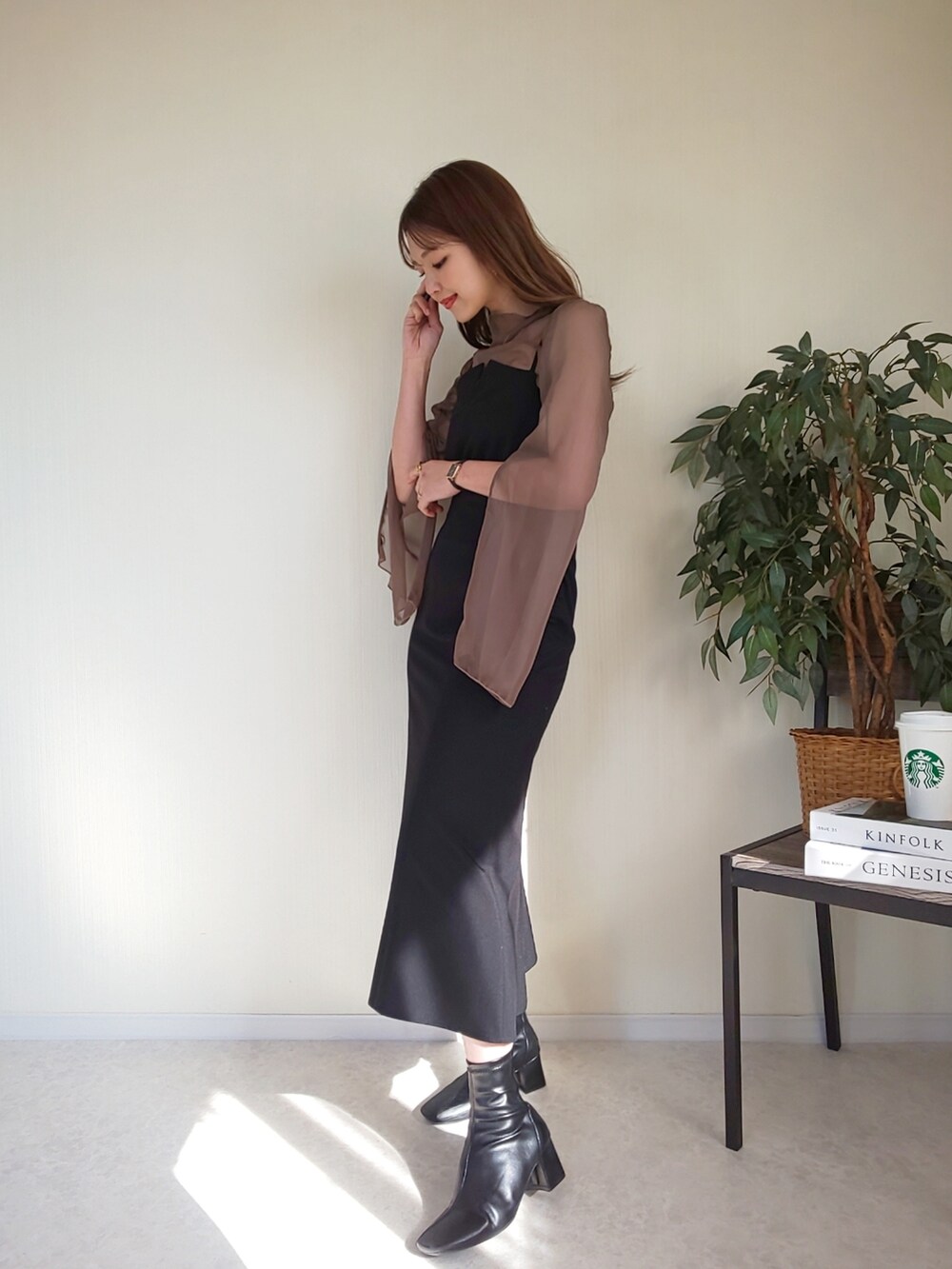 ブラウン系のシャツ/ブラウス、ブラック系のワンピースを着用したレディースの春コーディネートの3枚目の写真