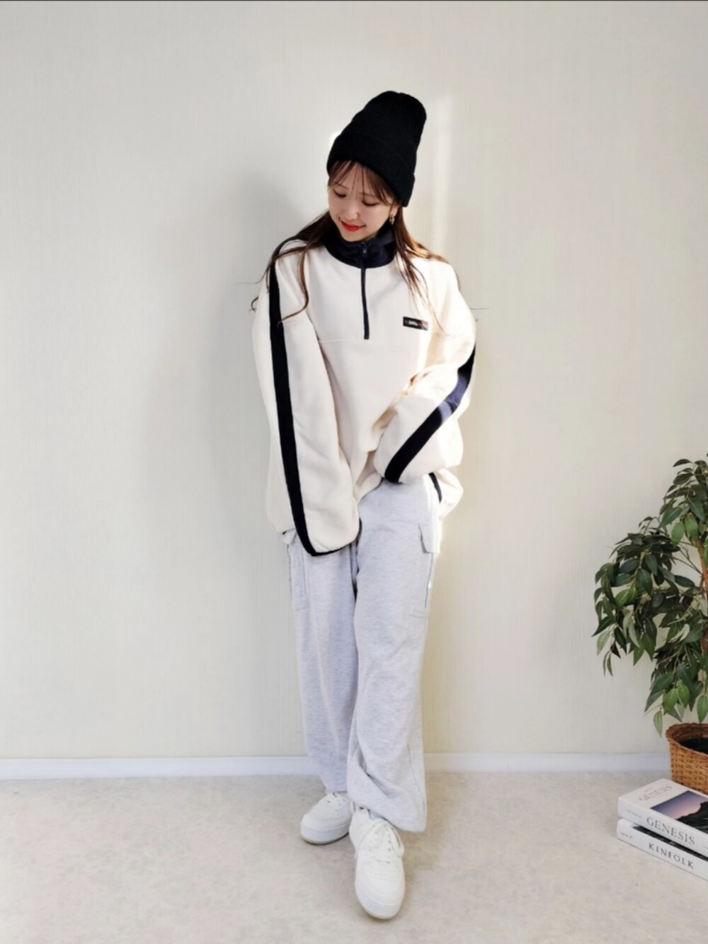 ホワイト系のスウェットを着用したレディースの冬コーディネートの5枚目の写真
