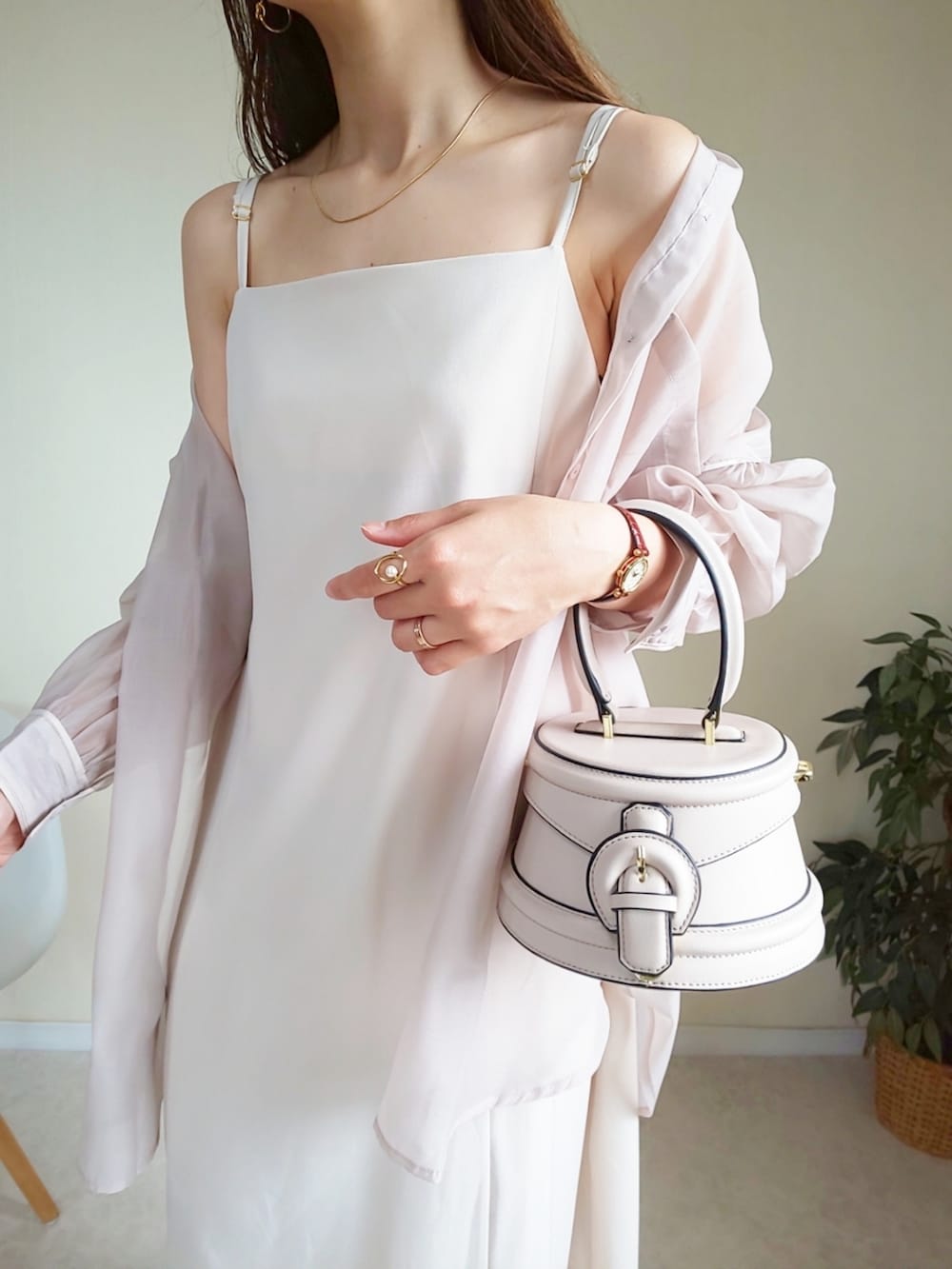 ホワイト系のワンピース、ベージュ系のシャツ/ブラウスを着用したレディースの夏コーディネートの3枚目の写真