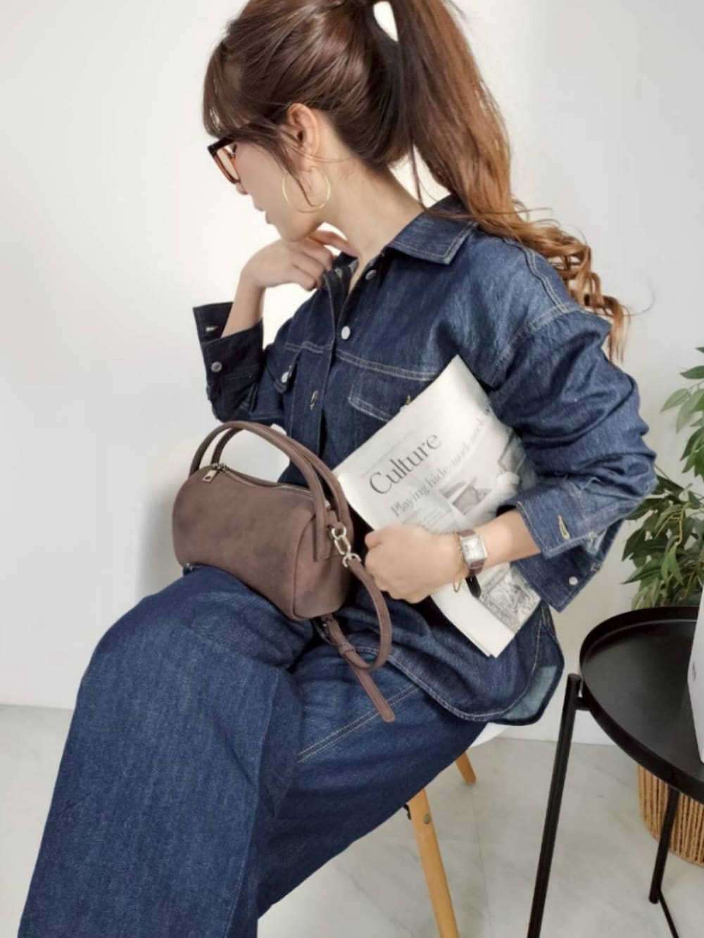 ブルー系のセットアップ、ブラウン系のファッション雑貨を着用したレディースの冬コーディネートの2枚目の写真