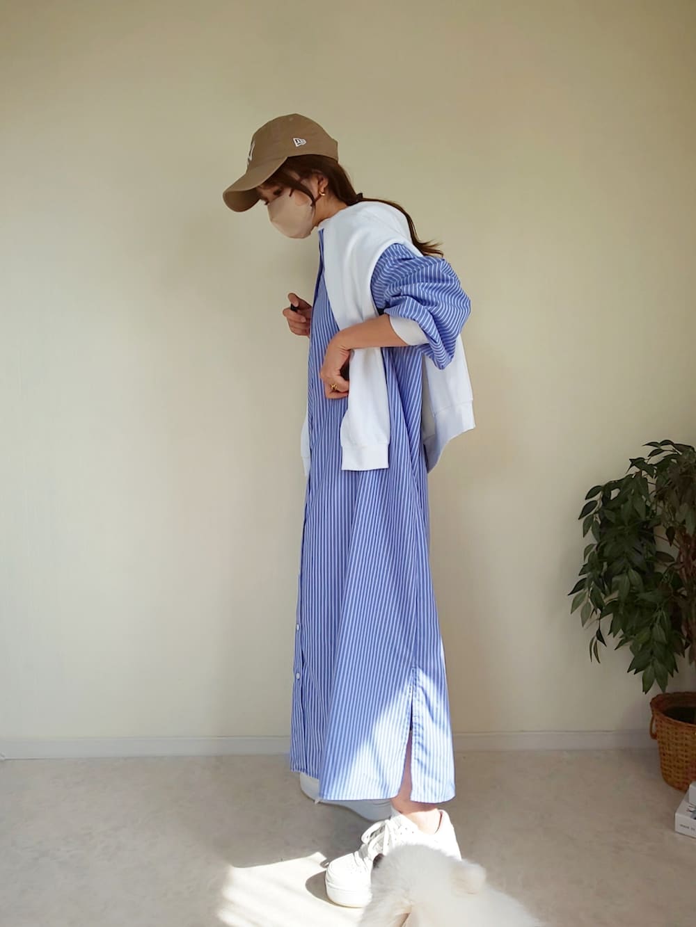 ホワイト系のスウェット、ホワイト系のスニーカーを着用したレディースの春コーディネートの5枚目の写真