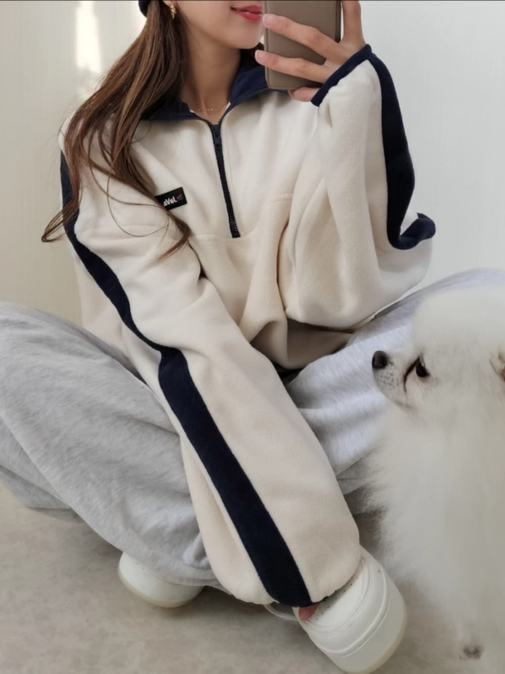 ホワイト系のスウェットを着用したレディースの冬コーディネートの3枚目の写真