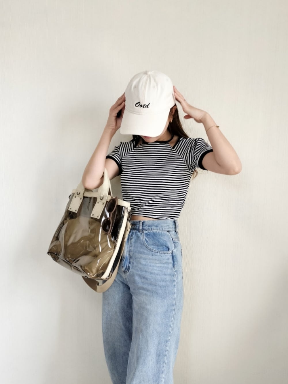 ベージュ系のトートバッグ、ブラック系の水着を着用したレディースの春コーディネートの5枚目の写真