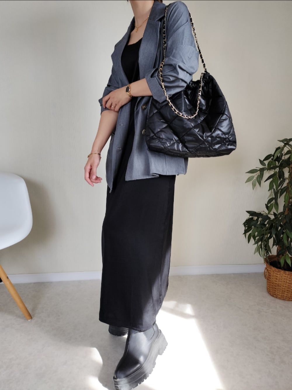 「Louere、callautia、キャミワンピ、テーラードジャケット、ジャケット、ジャケットスタイル、テーラード、秋服、グレー、秋服まるっと大公開」｜「Louereのバックストラップデザインサテンキャミワンピース（ワンピース、ブラック系）」を使った、michanさん（レディース・160cm）の秋コーディネートの2枚目の写真
