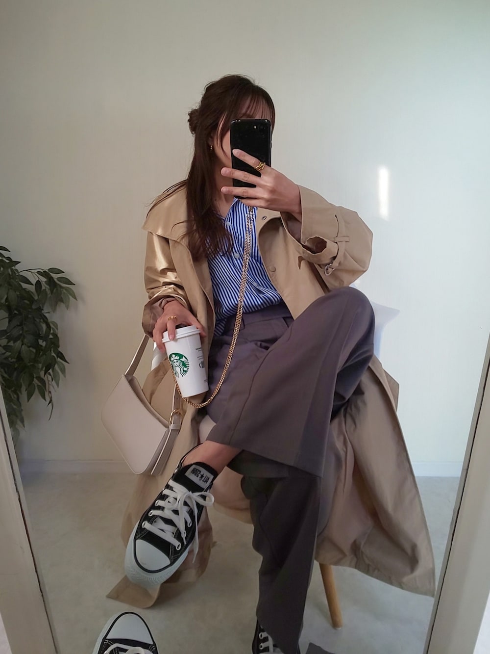 ブルー系のシャツ/ブラウス、ブラック系のスニーカーを着用したレディースの春コーディネートの3枚目の写真