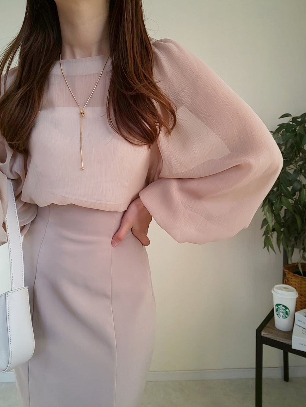 ベージュ系のシャツ/ブラウス、ベージュ系のスカート、その他のショルダーバッグを着用したレディースの春コーディネートの3枚目の写真