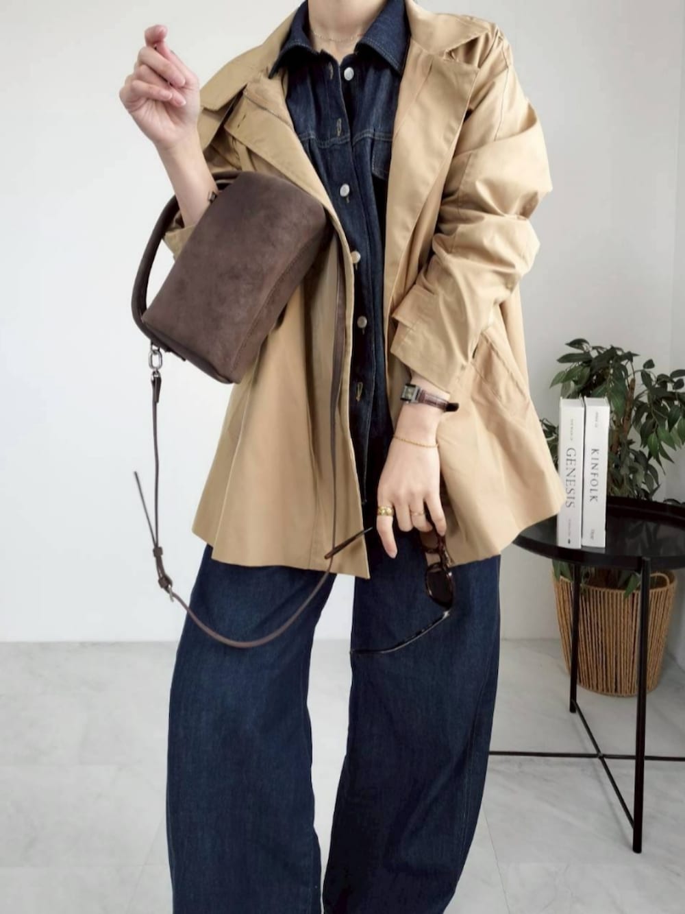 ブルー系のセットアップ、ブラウン系のファッション雑貨を着用したレディースの冬コーディネートの3枚目の写真