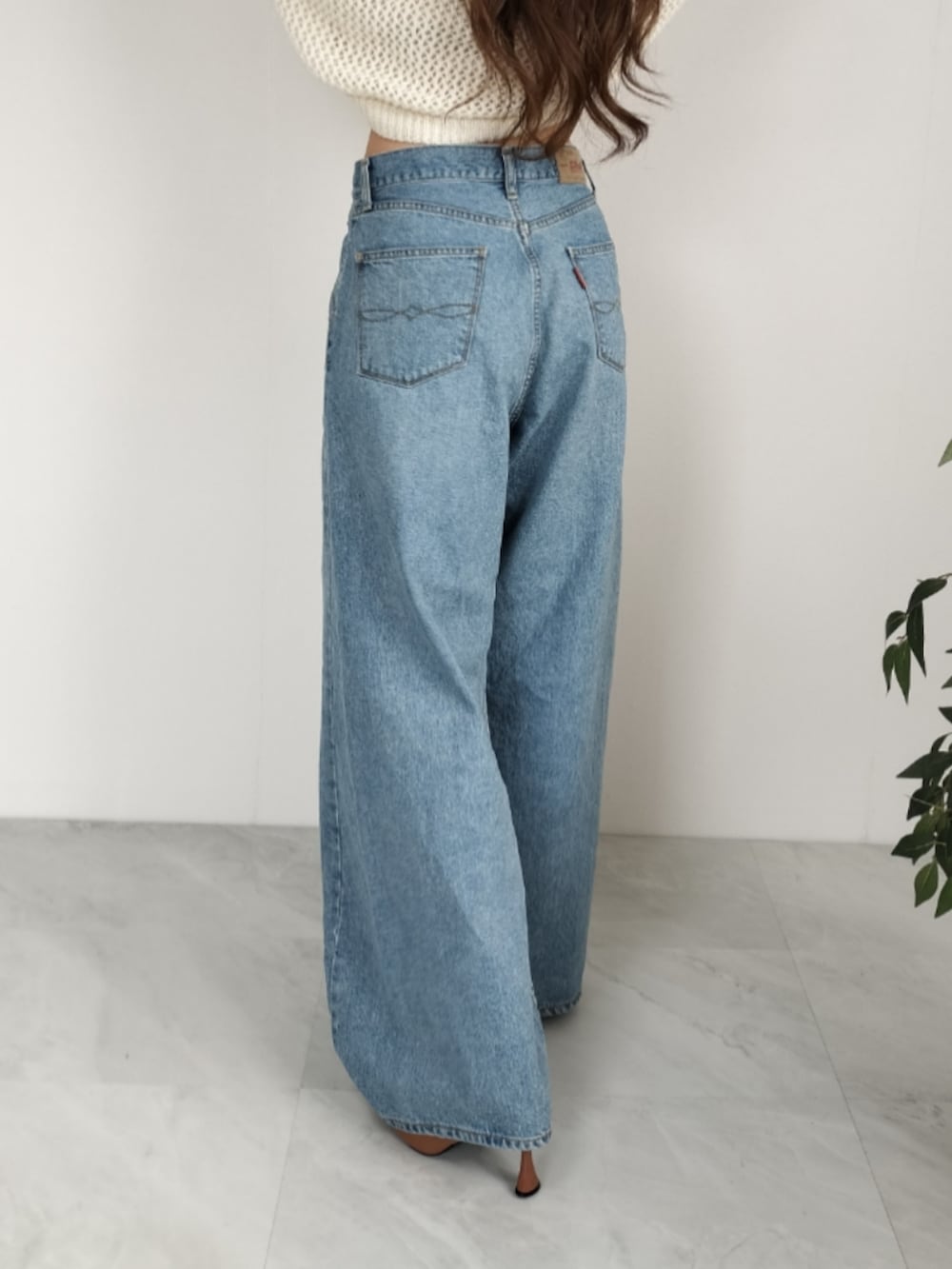 ブルー系のデニムパンツを着用したレディースの春コーディネートの4枚目の写真