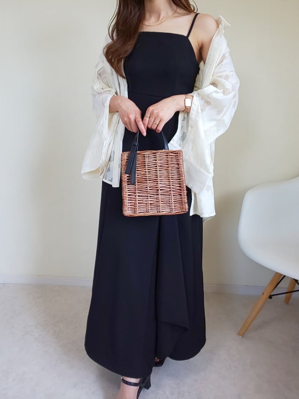 ブラック系のワンピース、ホワイト系のシャツ/ブラウス、ゴールド系のアナログ腕時計を着用したレディースの春コーディネートの2枚目の写真