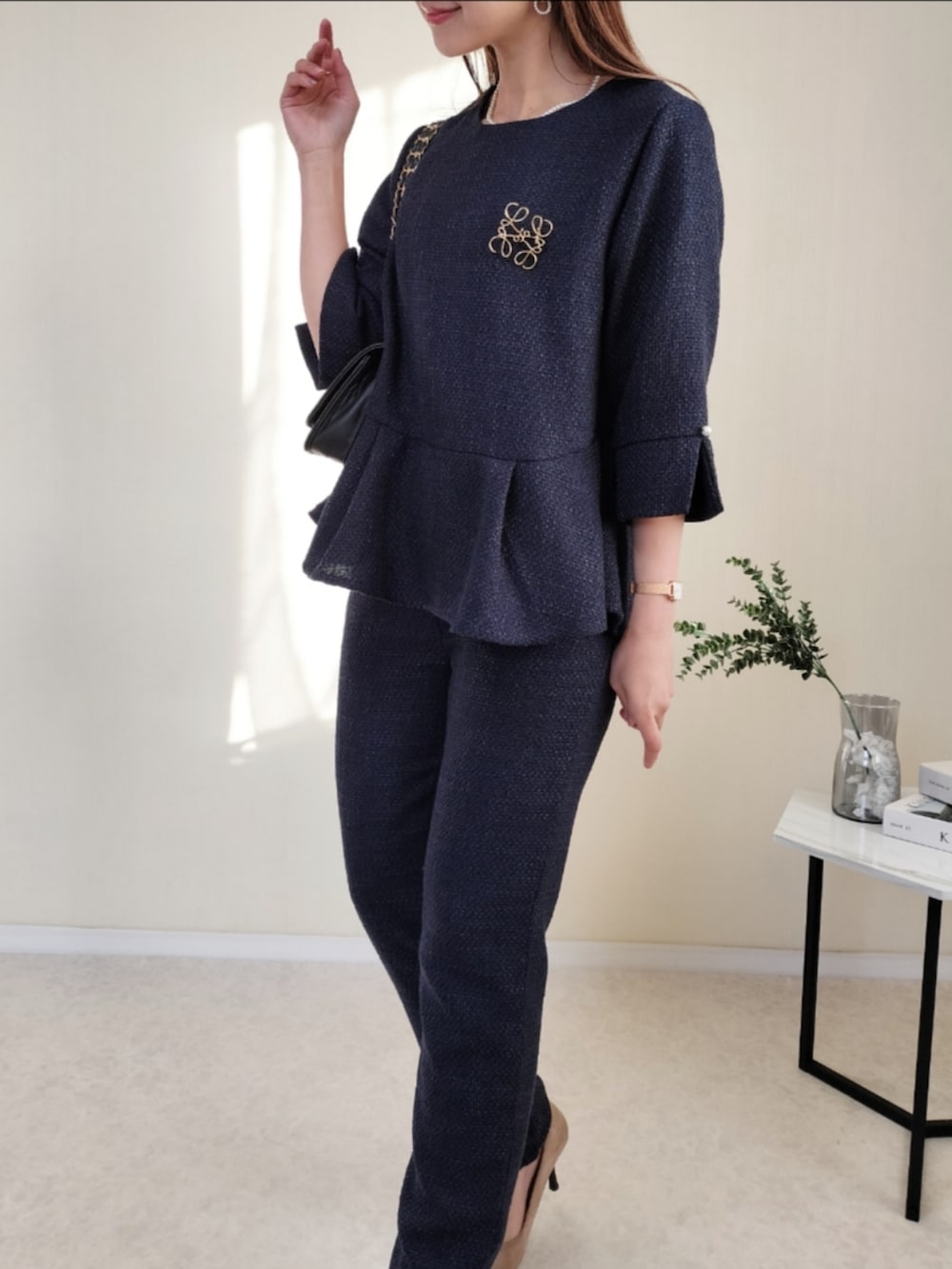 ブルー系のスーツセットを着用したレディースの冬コーディネートの2枚目の写真