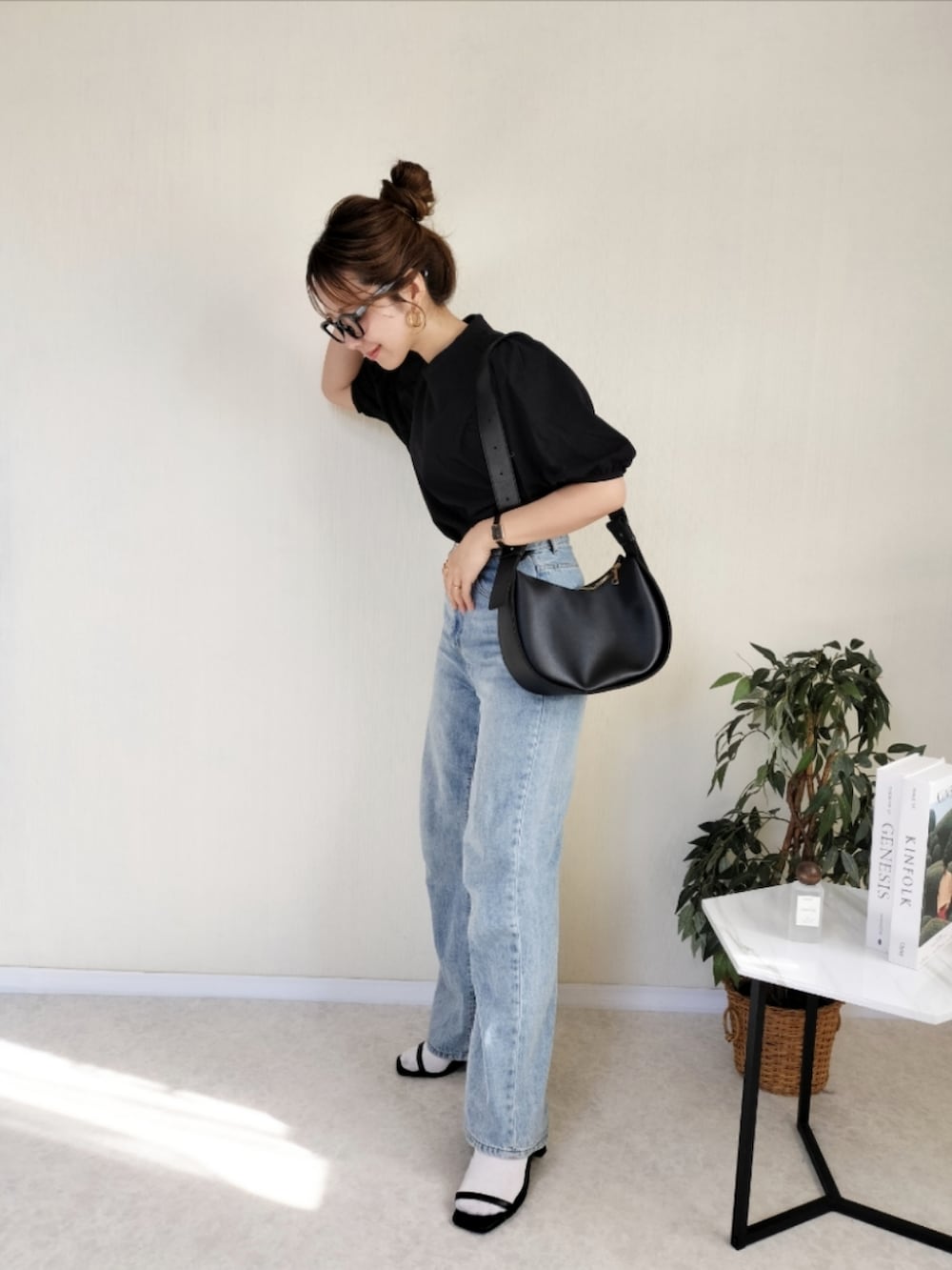 ブラック系のシャツ/ブラウスを着用したレディースの春コーディネートの2枚目の写真