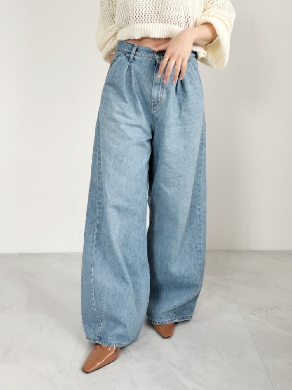 ブルー系のデニムパンツを着用したレディースの春コーディネートの5枚目の写真