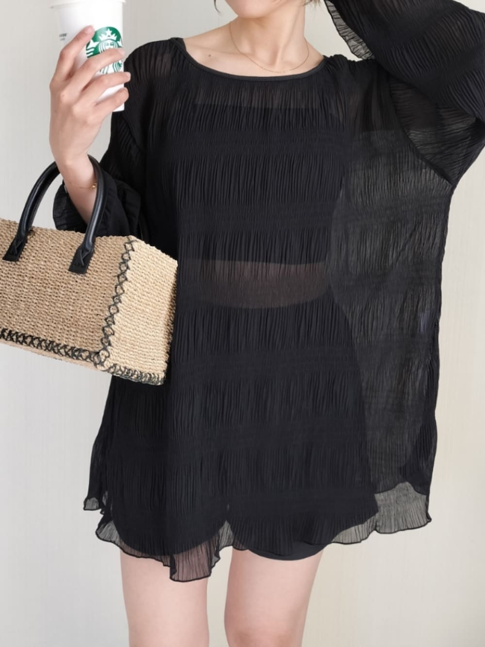 ブラック系の水着を着用したレディースの夏コーディネートの4枚目の写真