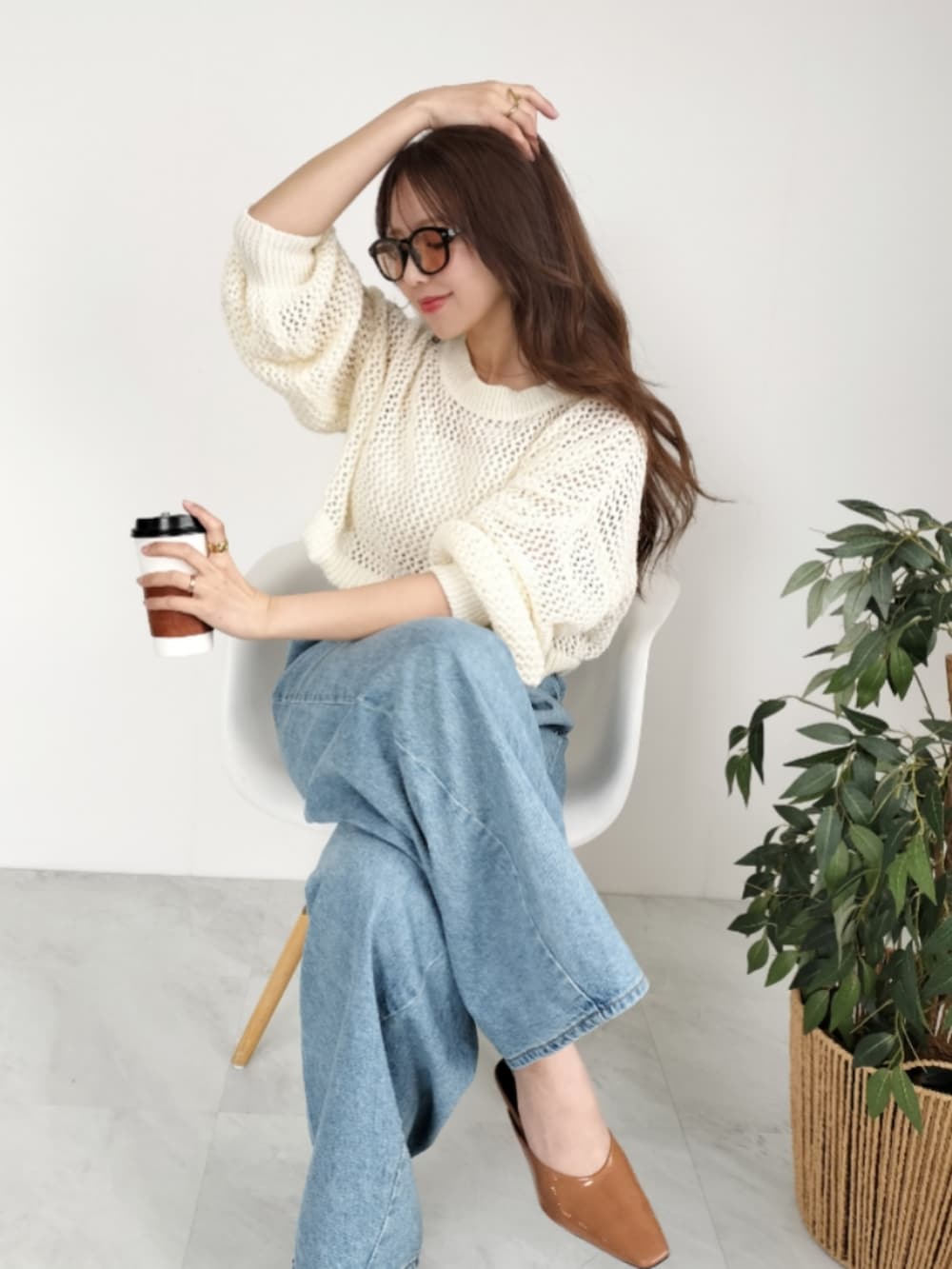 ブルー系のデニムパンツを着用したレディースの春コーディネートの3枚目の写真