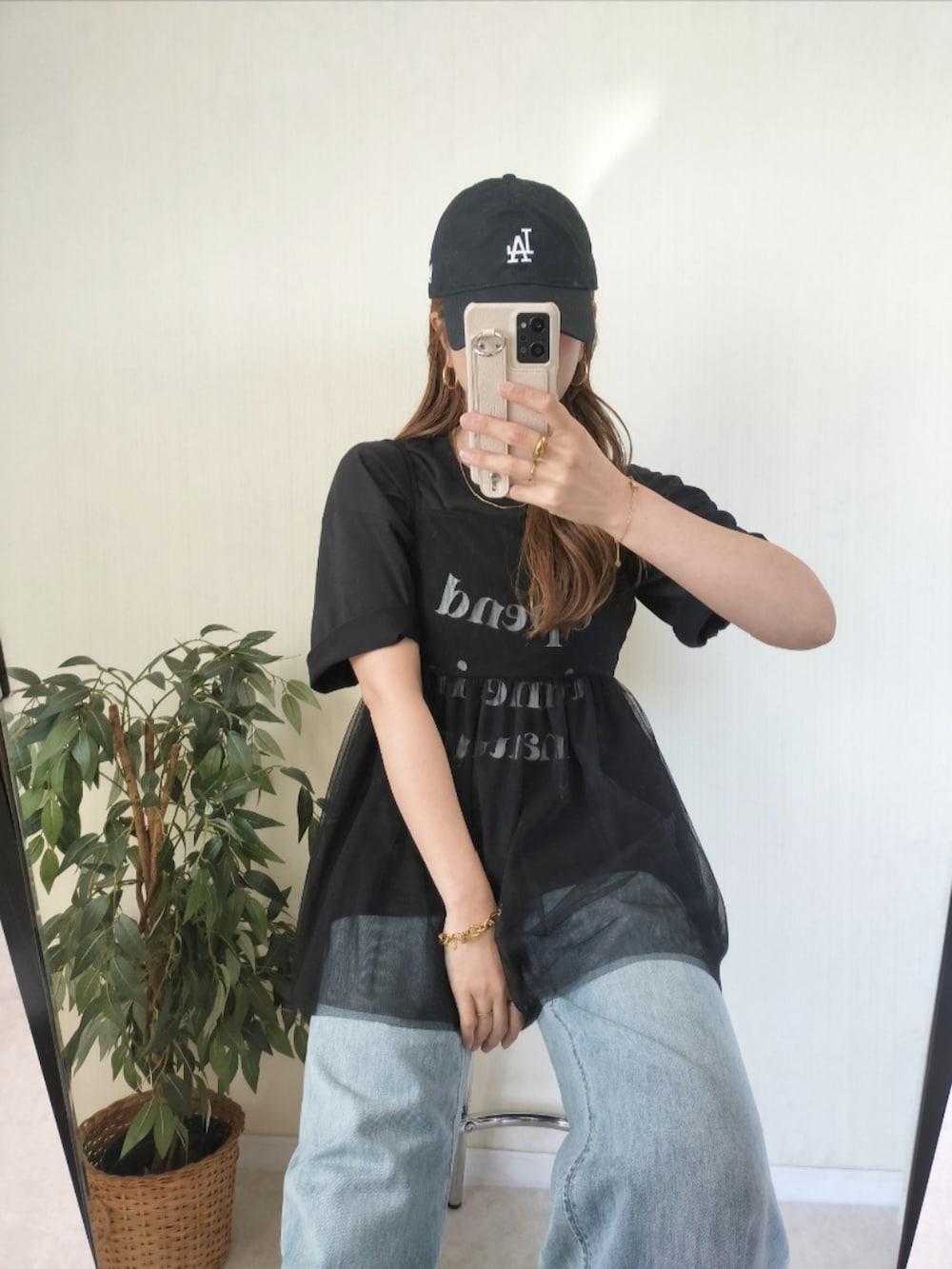 ブラック系のキャミソールを着用したレディースの春コーディネートの2枚目の写真