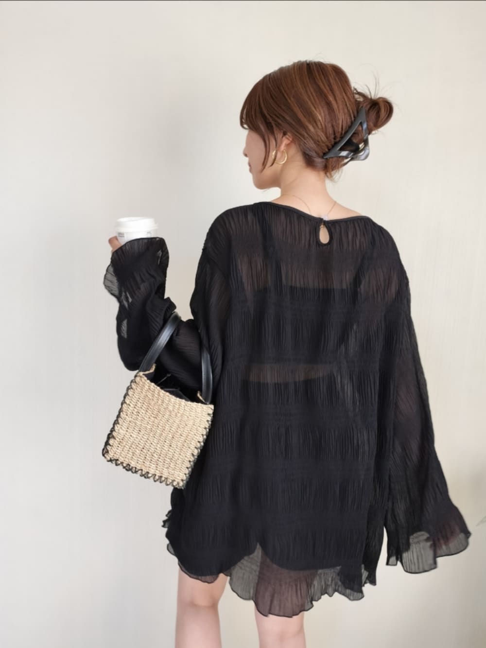 ブラック系の水着を着用したレディースの夏コーディネートの2枚目の写真