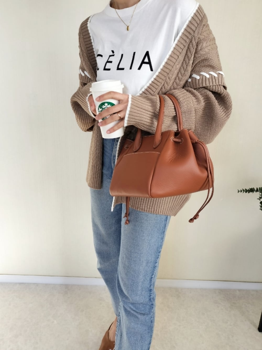 その他のTシャツ/カットソー、ブラウン系のカーディガン/ボレロを着用したレディースの冬コーディネートの3枚目の写真