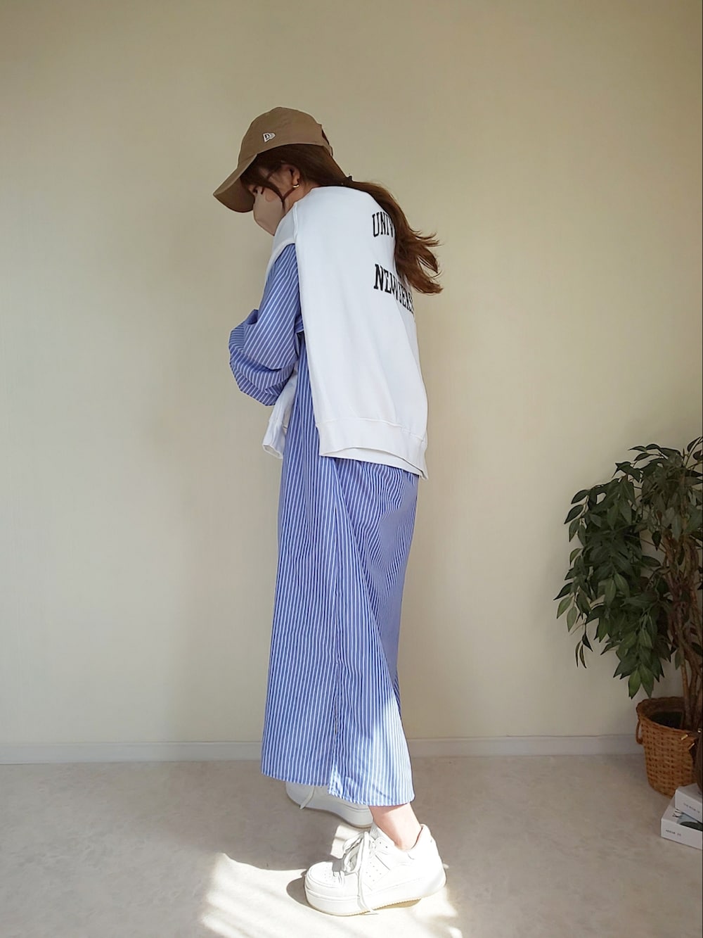 ホワイト系のスウェット、ホワイト系のスニーカーを着用したレディースの春コーディネートの2枚目の写真