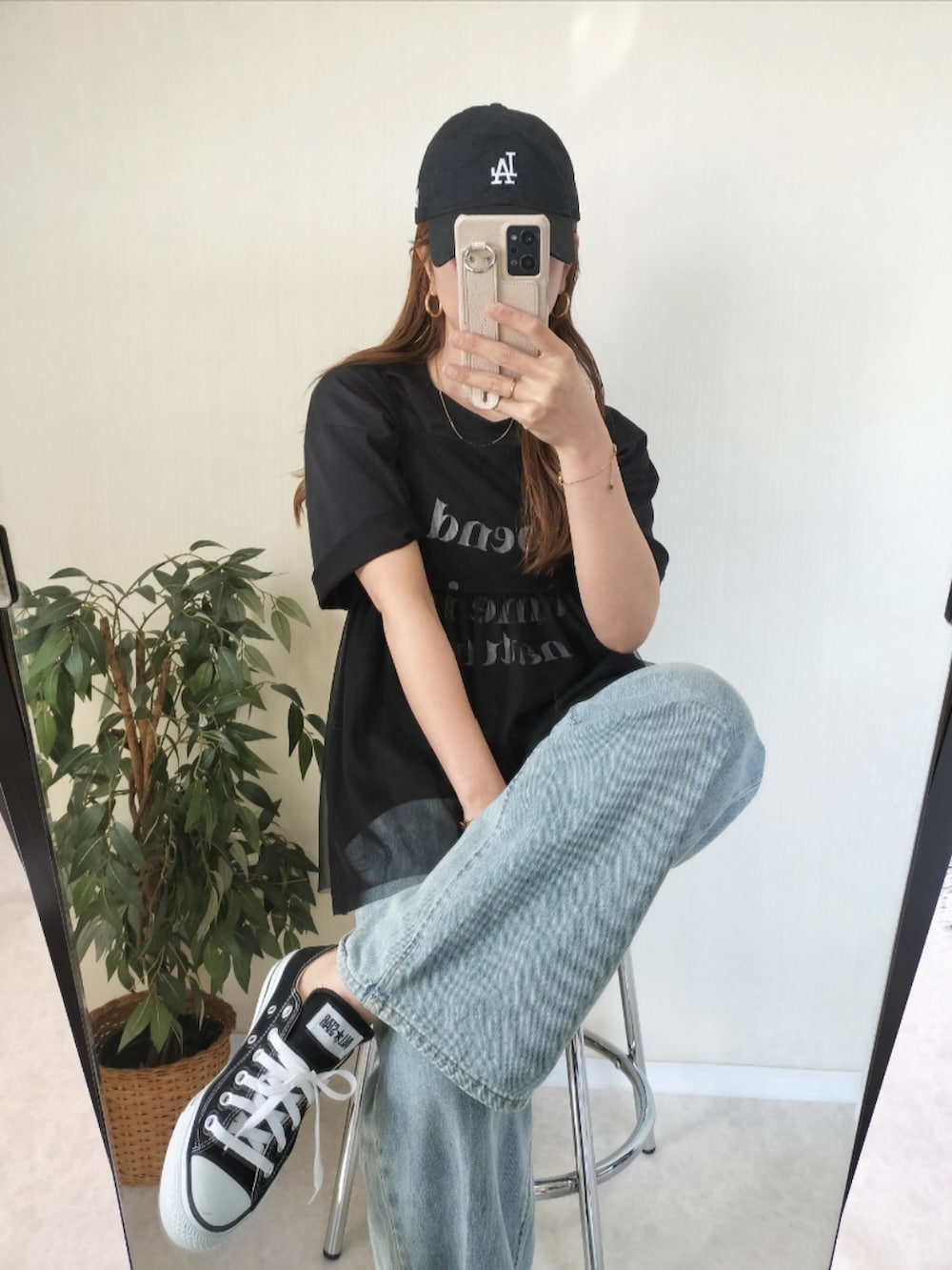 ブラック系のキャミソールを着用したレディースの春コーディネートの3枚目の写真