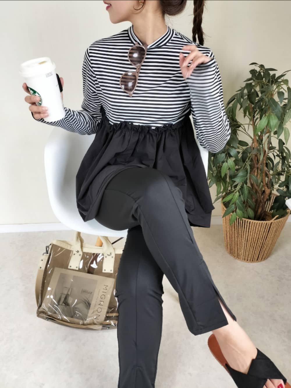 ベージュ系のトートバッグ、その他のラッシュガードを着用したレディースの夏コーディネートの3枚目の写真