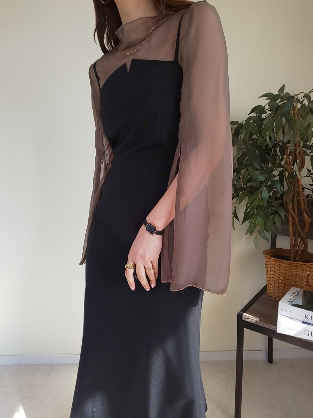 ブラウン系のシャツ/ブラウス、ブラック系のワンピースを着用したレディースの春コーディネートの2枚目の写真