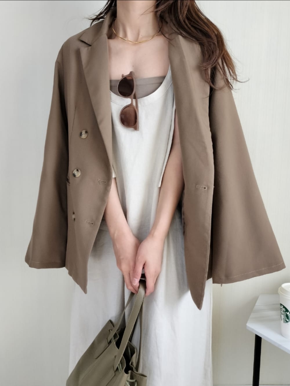 ホワイト系のワンピースを着用したレディースの夏コーディネートの2枚目の写真