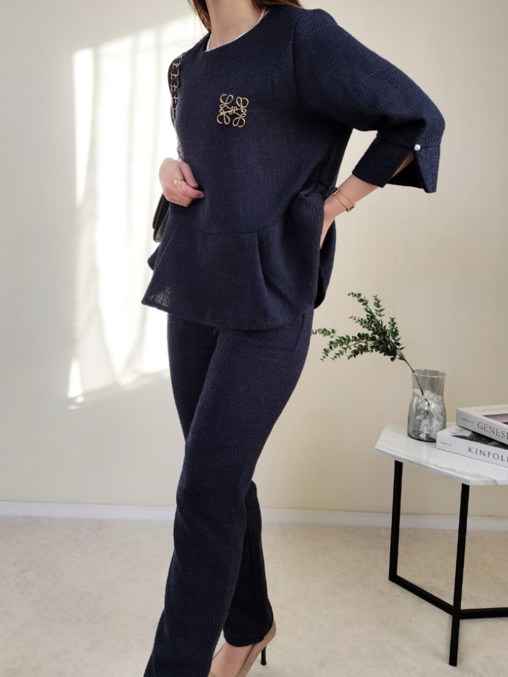 ブルー系のスーツセットを着用したレディースの冬コーディネートの4枚目の写真