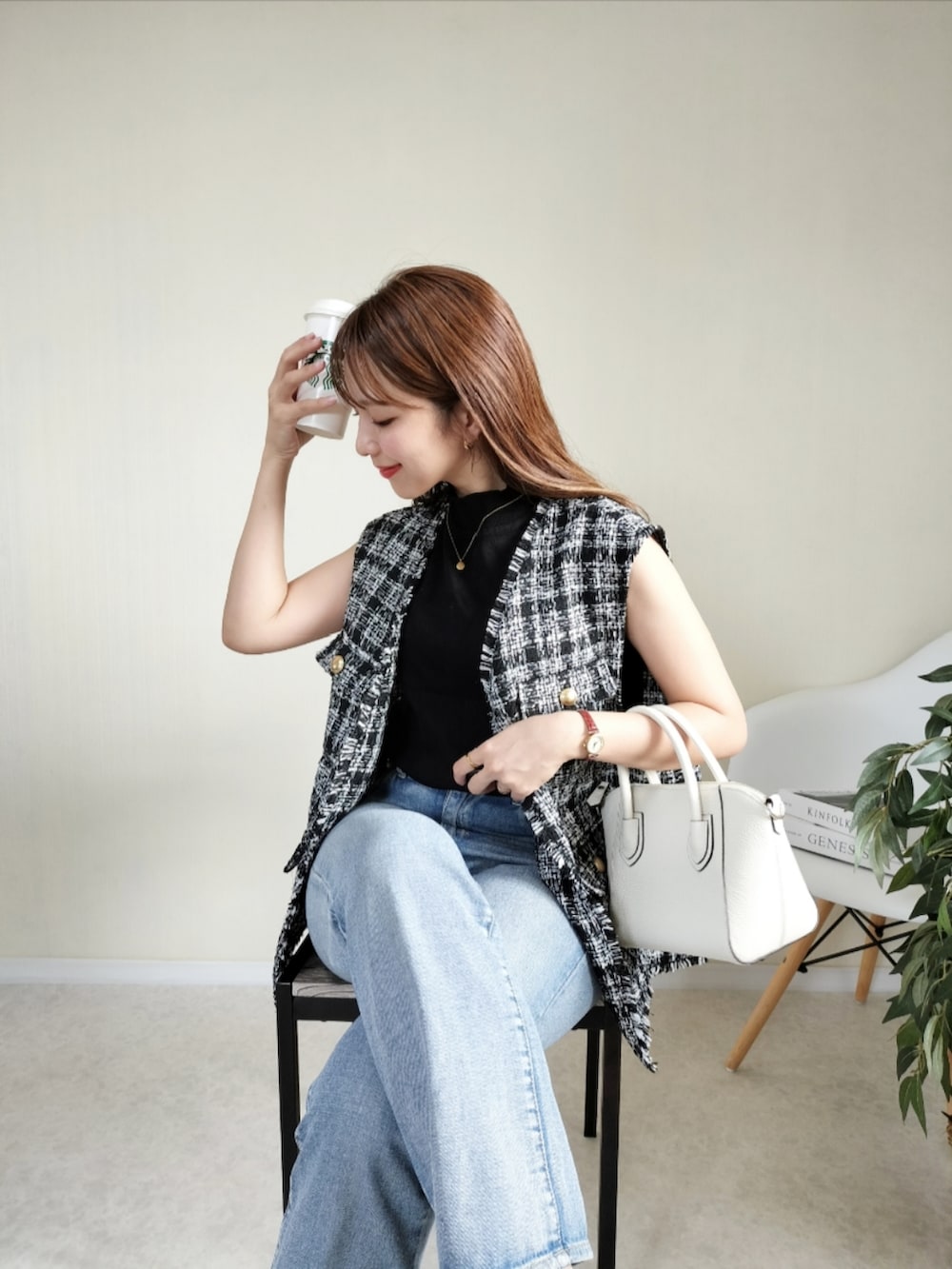 ブラック系のベスト、その他のハンドバッグを着用したレディースの秋コーディネートの4枚目の写真