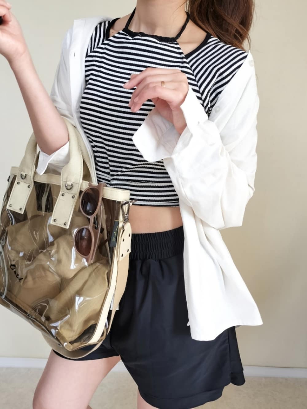 ベージュ系のトートバッグ、ブラック系の水着を着用したレディースの春コーディネートの4枚目の写真